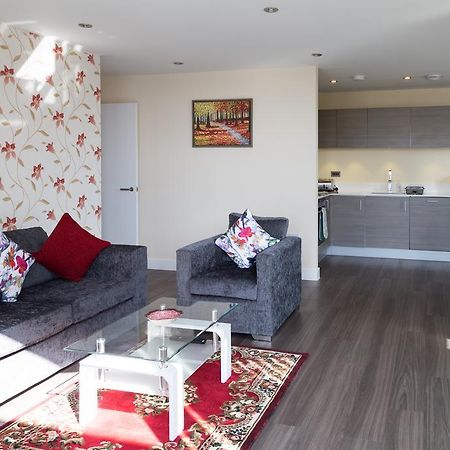 Contemporary & Homely Penthouse, 2 Mins Walk From Cambridge Station, Lift Access, Secured Gated On-Site Parking, Self Check-In, Super Fast Wifi, Terrace & Sleeps 6 外观 照片