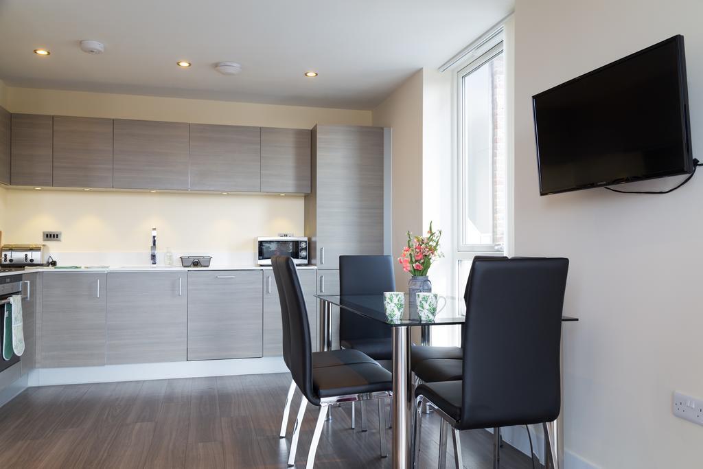 Contemporary & Homely Penthouse, 2 Mins Walk From Cambridge Station, Lift Access, Secured Gated On-Site Parking, Self Check-In, Super Fast Wifi, Terrace & Sleeps 6 外观 照片