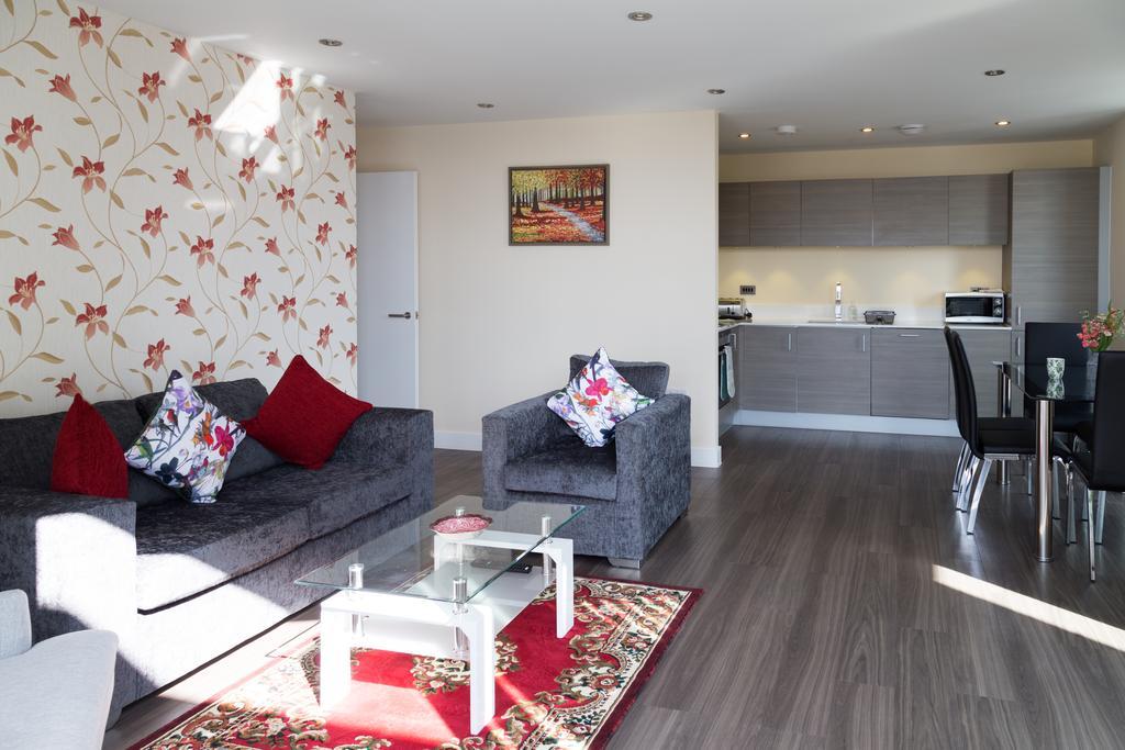 Contemporary & Homely Penthouse, 2 Mins Walk From Cambridge Station, Lift Access, Secured Gated On-Site Parking, Self Check-In, Super Fast Wifi, Terrace & Sleeps 6 外观 照片