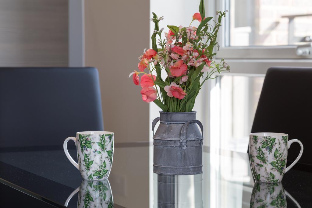 Contemporary & Homely Penthouse, 2 Mins Walk From Cambridge Station, Lift Access, Secured Gated On-Site Parking, Self Check-In, Super Fast Wifi, Terrace & Sleeps 6 外观 照片