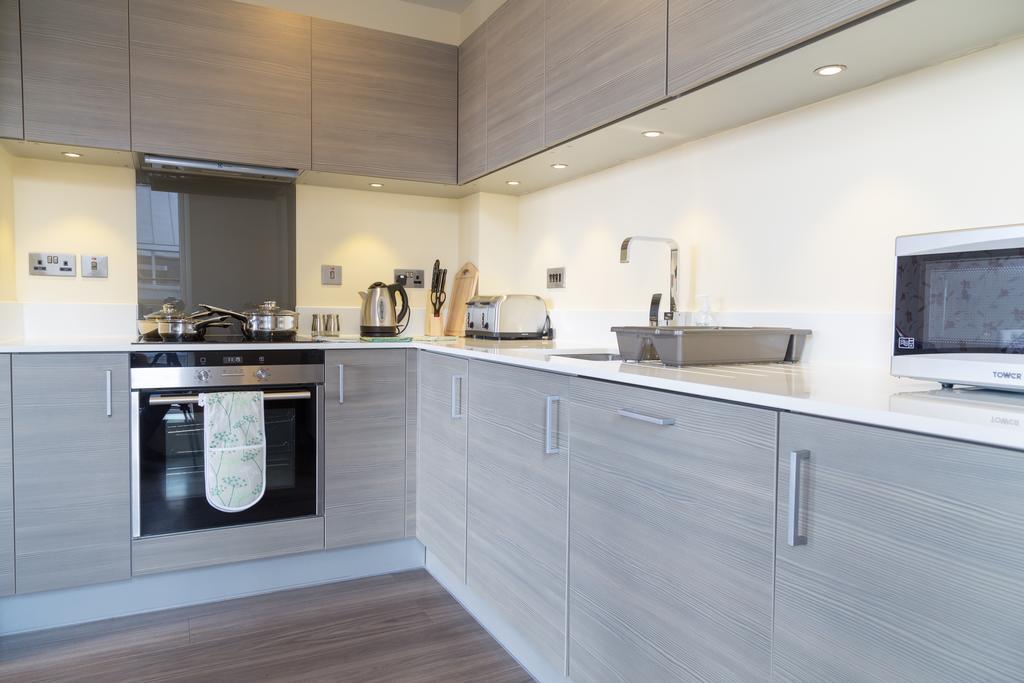 Contemporary & Homely Penthouse, 2 Mins Walk From Cambridge Station, Lift Access, Secured Gated On-Site Parking, Self Check-In, Super Fast Wifi, Terrace & Sleeps 6 外观 照片