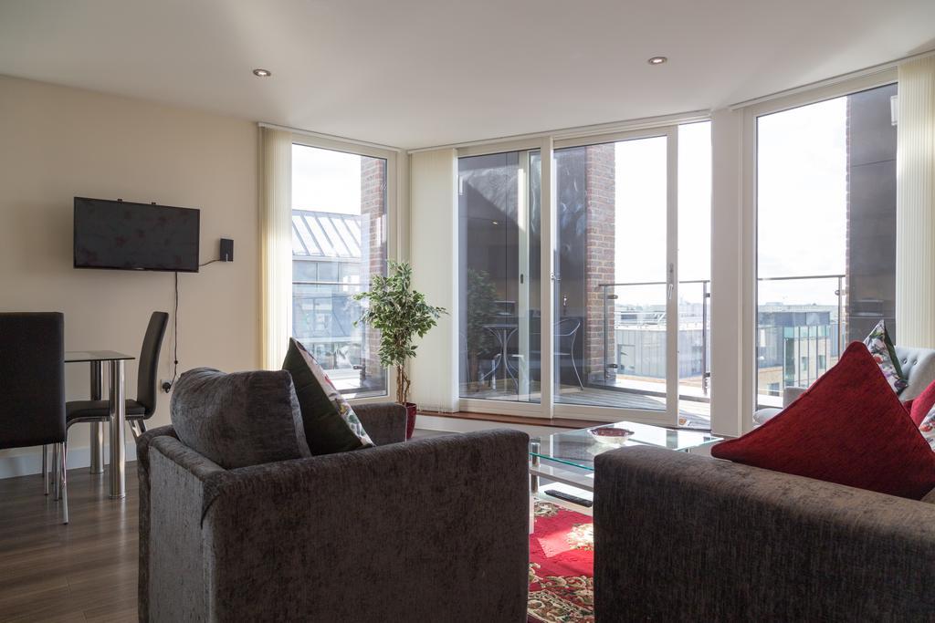 Contemporary & Homely Penthouse, 2 Mins Walk From Cambridge Station, Lift Access, Secured Gated On-Site Parking, Self Check-In, Super Fast Wifi, Terrace & Sleeps 6 外观 照片