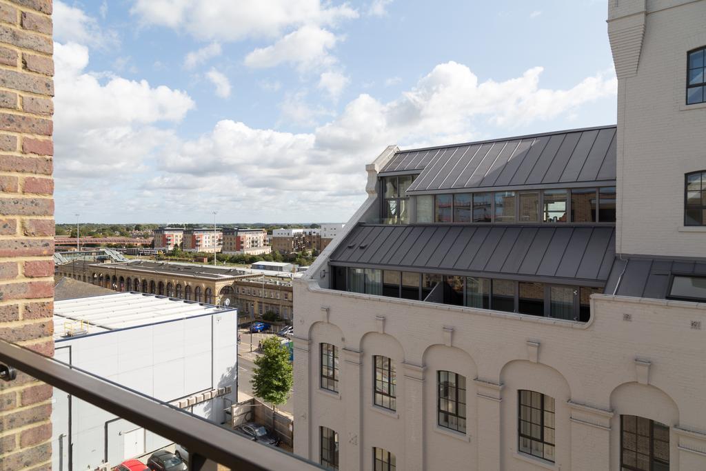 Contemporary & Homely Penthouse, 2 Mins Walk From Cambridge Station, Lift Access, Secured Gated On-Site Parking, Self Check-In, Super Fast Wifi, Terrace & Sleeps 6 外观 照片