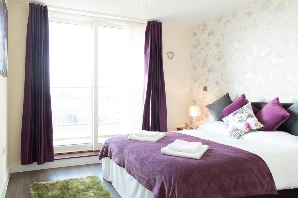 Contemporary & Homely Penthouse, 2 Mins Walk From Cambridge Station, Lift Access, Secured Gated On-Site Parking, Self Check-In, Super Fast Wifi, Terrace & Sleeps 6 外观 照片