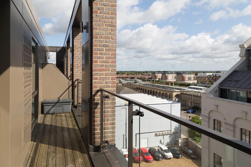 Contemporary & Homely Penthouse, 2 Mins Walk From Cambridge Station, Lift Access, Secured Gated On-Site Parking, Self Check-In, Super Fast Wifi, Terrace & Sleeps 6 外观 照片