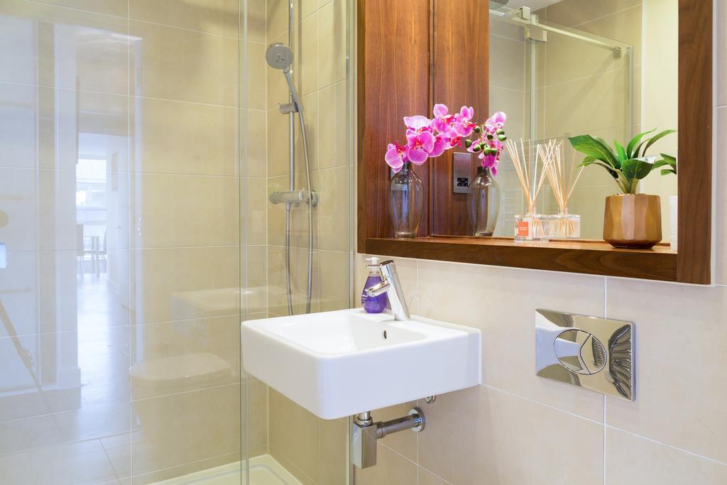 Contemporary & Homely Penthouse, 2 Mins Walk From Cambridge Station, Lift Access, Secured Gated On-Site Parking, Self Check-In, Super Fast Wifi, Terrace & Sleeps 6 外观 照片