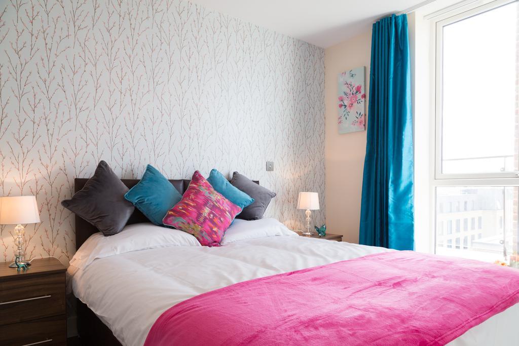Contemporary & Homely Penthouse, 2 Mins Walk From Cambridge Station, Lift Access, Secured Gated On-Site Parking, Self Check-In, Super Fast Wifi, Terrace & Sleeps 6 外观 照片